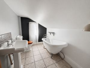 Bathroom_20WL- click for photo gallery